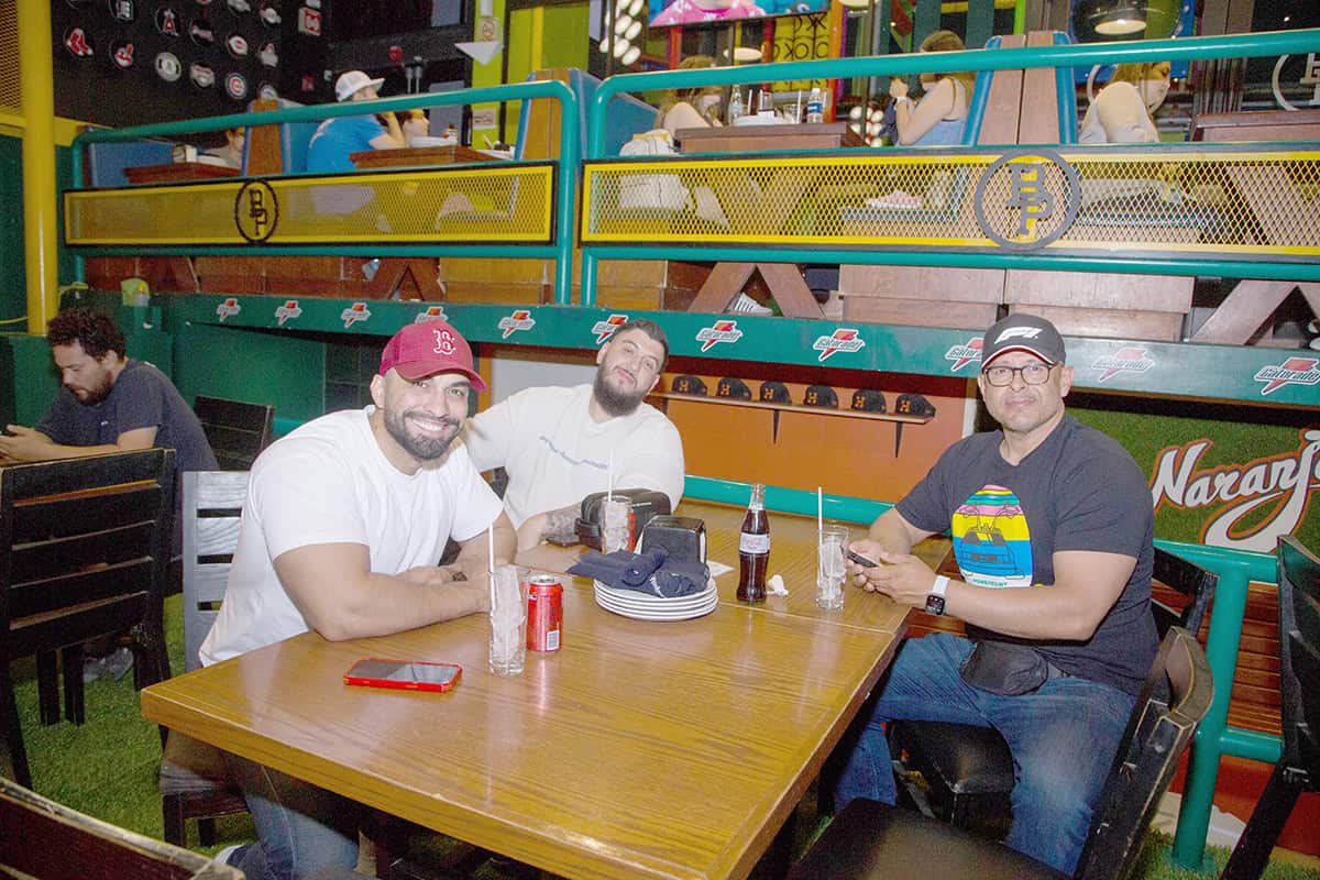 Disfrutan entre amigos en BallPark