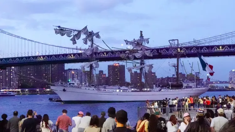 El Cuauhtémoc estaba atracado en el muelle 17 de Manhattan, justo río abajo del puente de Brooklyn.