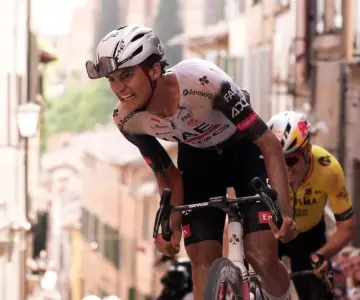 Mexicano Isaac del Toro lidera el Giro de Italia y hace historia en ciclismo