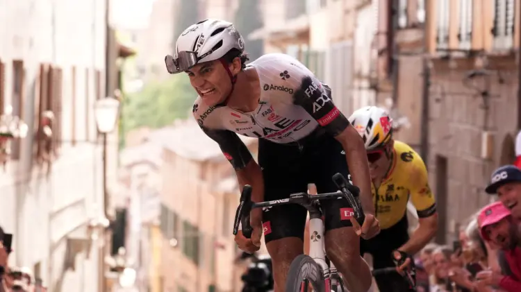 El ciclista mexicano colocó este domingo su nombre en la historia del deporte. (Foto: @giroditalia)
