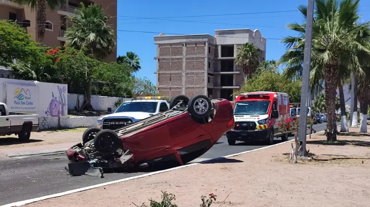 El vehículo terminó volcado tras colisionar contra otro automóvil. (Foto: Cortesía/EXPRESO)