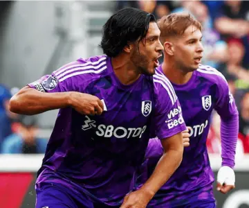 Raúl Jiménez anota golazo con el Fulham en la Premier League 