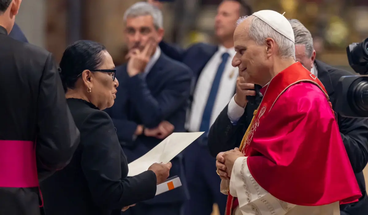 Entrega Rosa Icela Rodríguez carta de invitación a México al papa León XIV