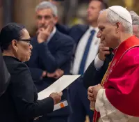 Entrega Rosa Icela Rodríguez carta de invitación a México al papa León XIV