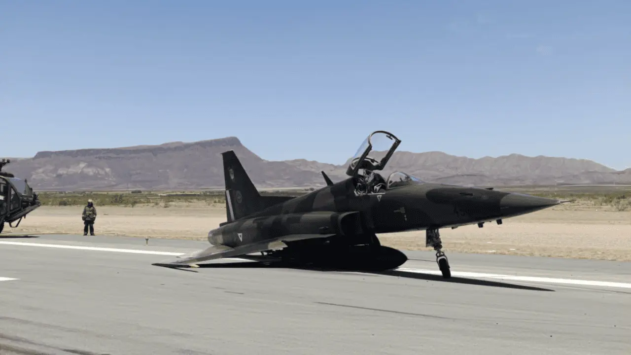 Avión de la Fuerza Aérea Mexicana colapsa en aeropuerto de Chihuahua