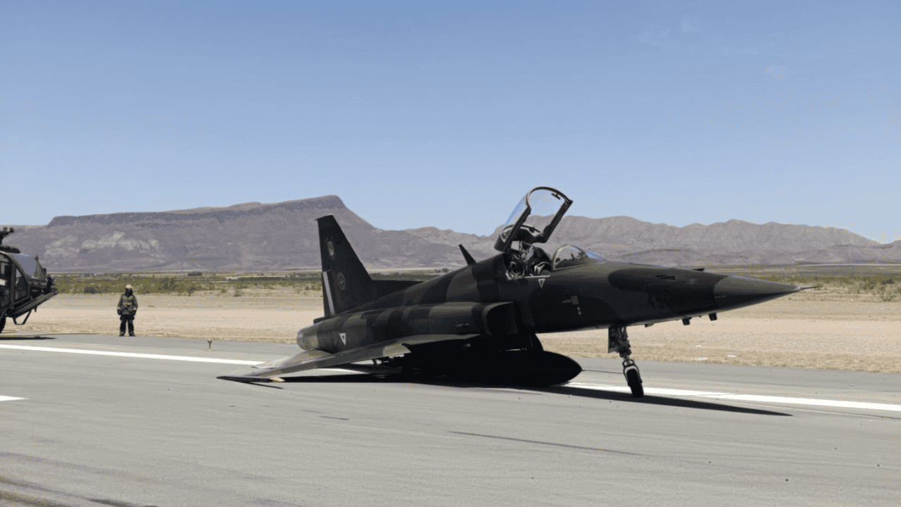 Avión de la Fuerza Aérea Mexicana colapsa en aeropuerto de Chihuahua