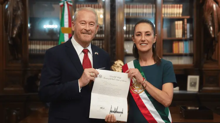 La presidenta recibió a Johnson junto a cuatro embajadores más. (Foto: Especial/EXPRESO)