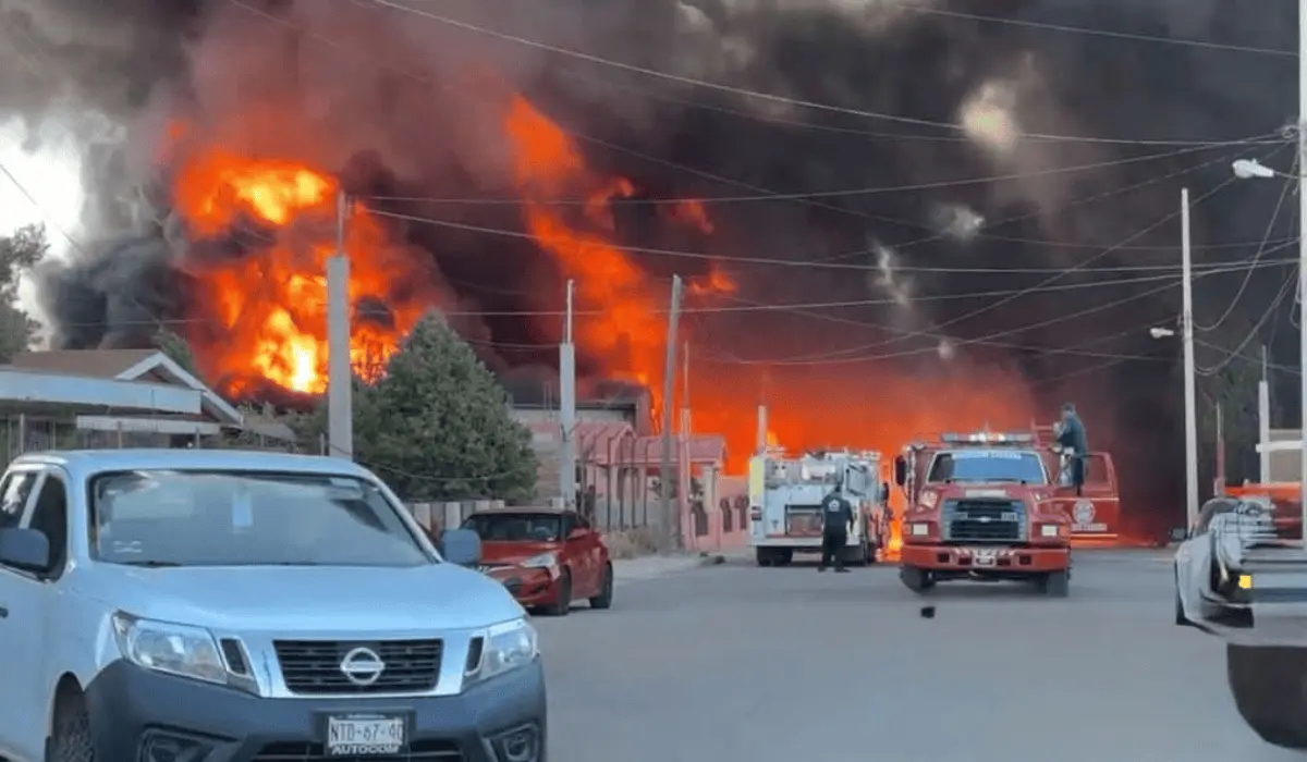 Feroz incendio arrasa con seis viviendas en Cananea; investigan las causas