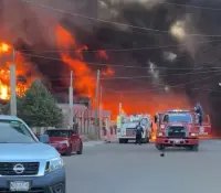 Feroz incendio arrasa con seis viviendas en Cananea; investigan las causas
