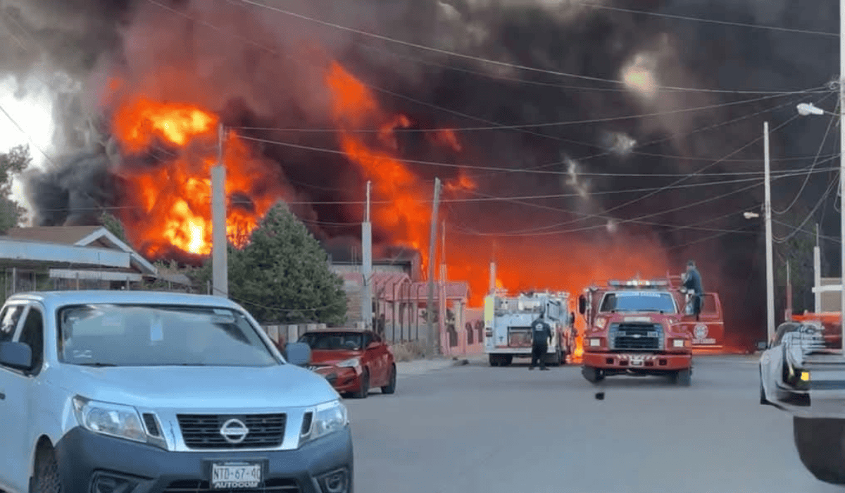 Feroz incendio arrasa con seis viviendas en Cananea; investigan las causas