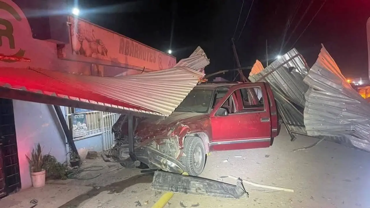 Automóvil choca contra carreta de hot dogs; deja un muerto y 4 lesionados