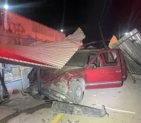 Automóvil choca contra carreta de hot dogs; deja un muerto y 4 lesionados