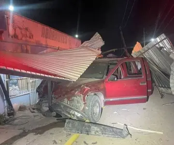 Automóvil choca contra carreta de hot dogs; deja un muerto y 4 lesionados
