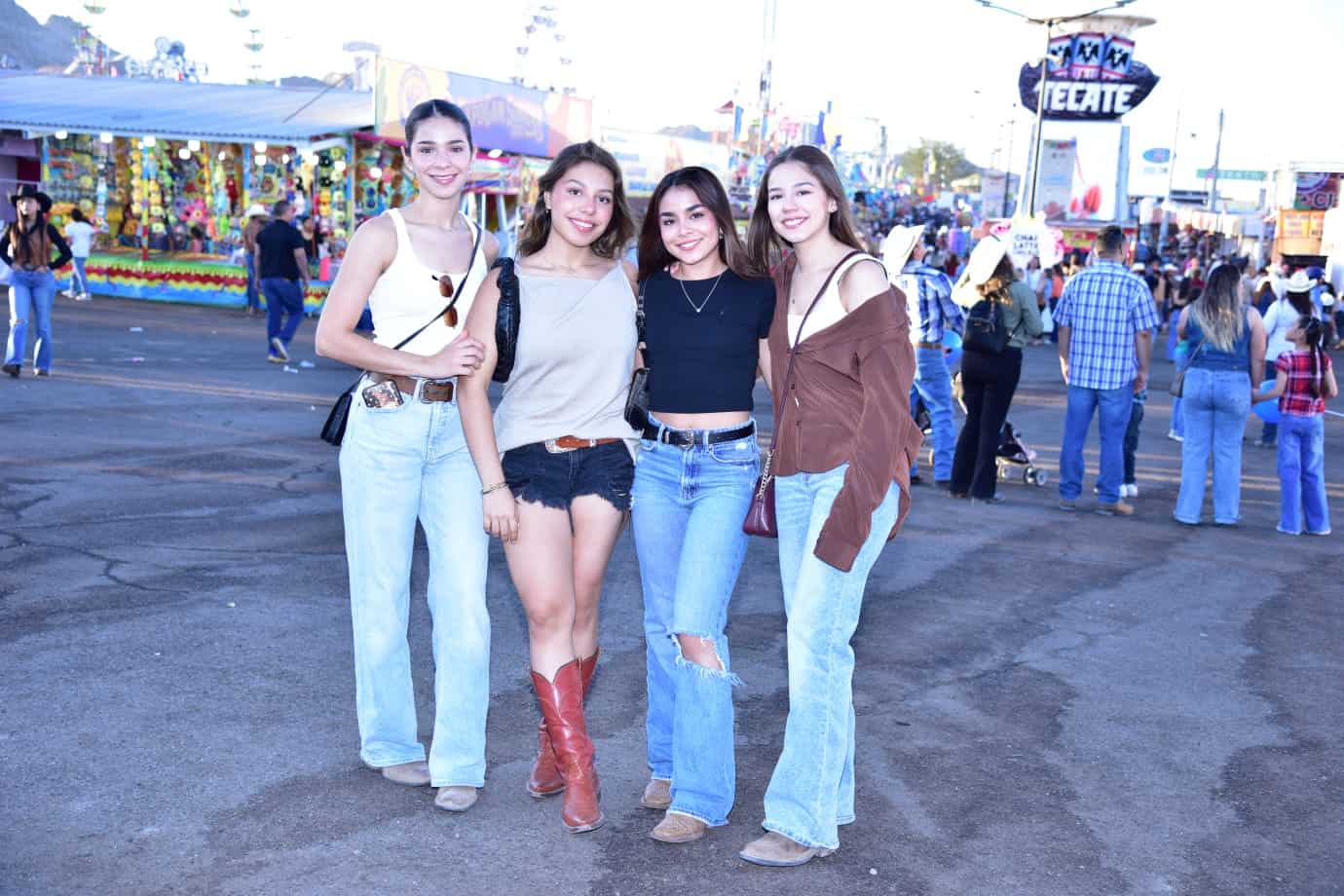 Continúan asistiendo a la Expogan Sonora las y los hermosillenses