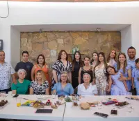 Celebran con amigos en Café 57