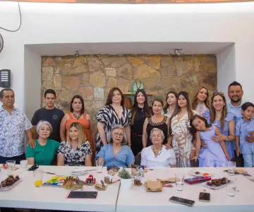 Celebran con amigos en Café 57