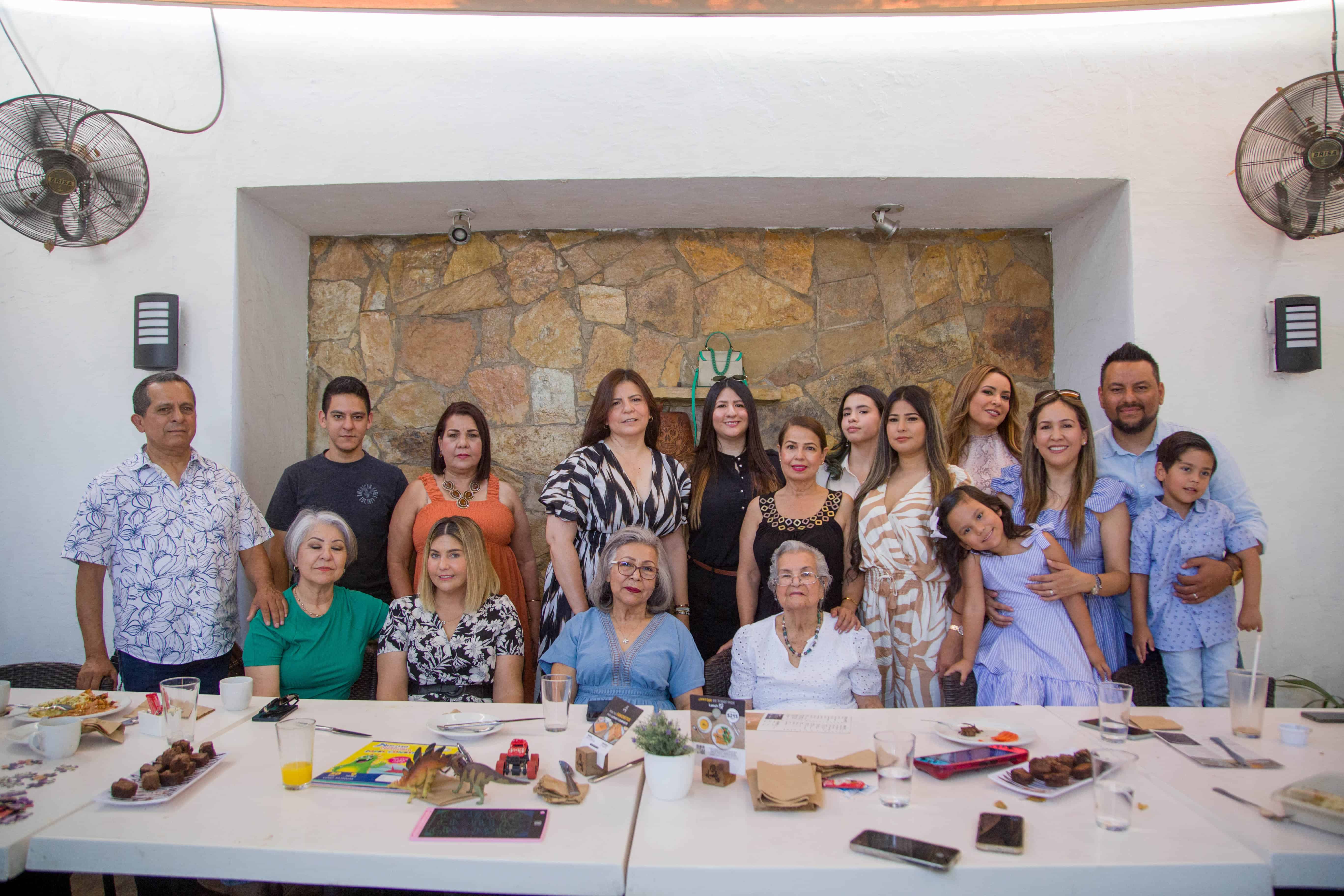 Celebran con amigos en Café 57