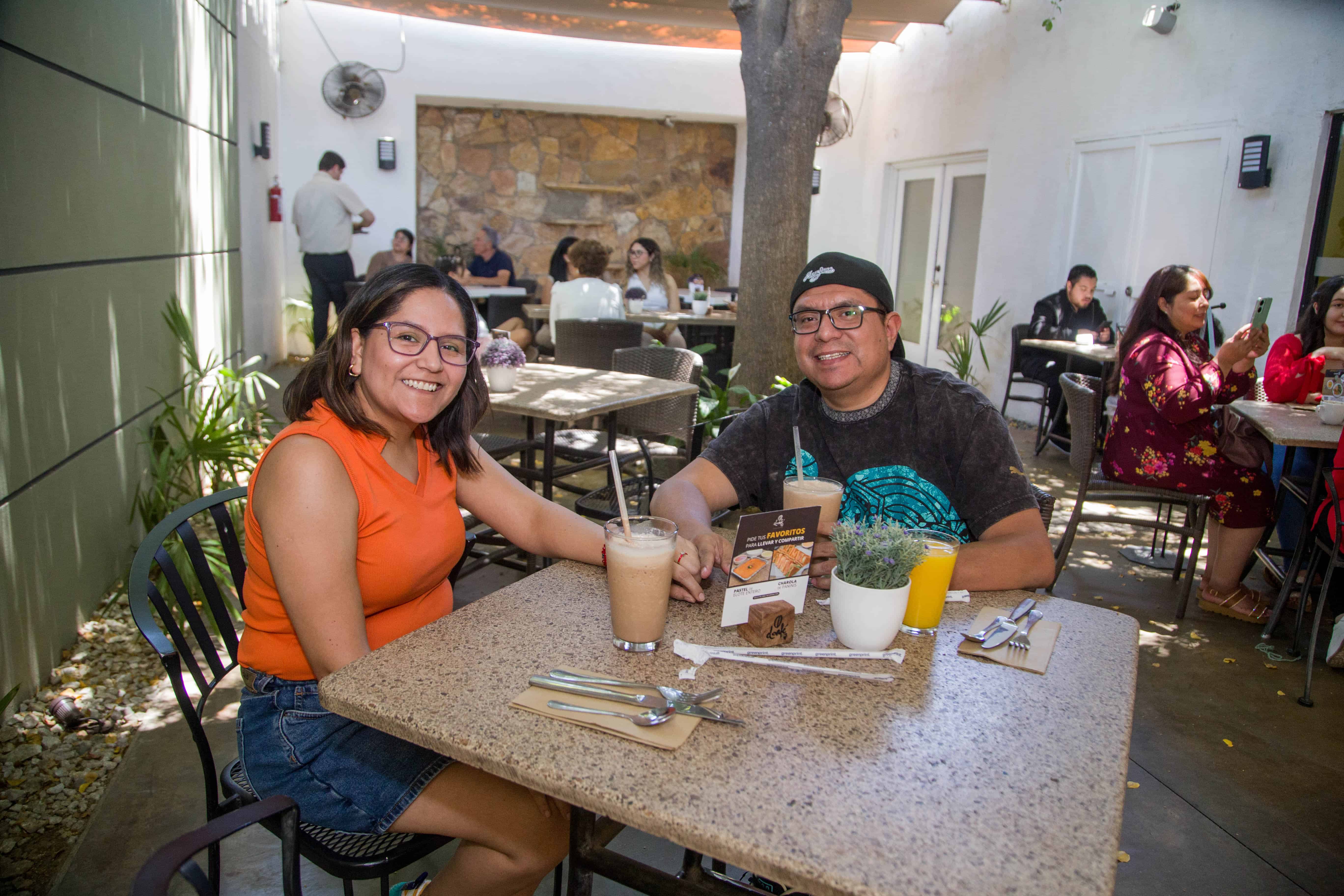 Celebran con amigos en Café 57