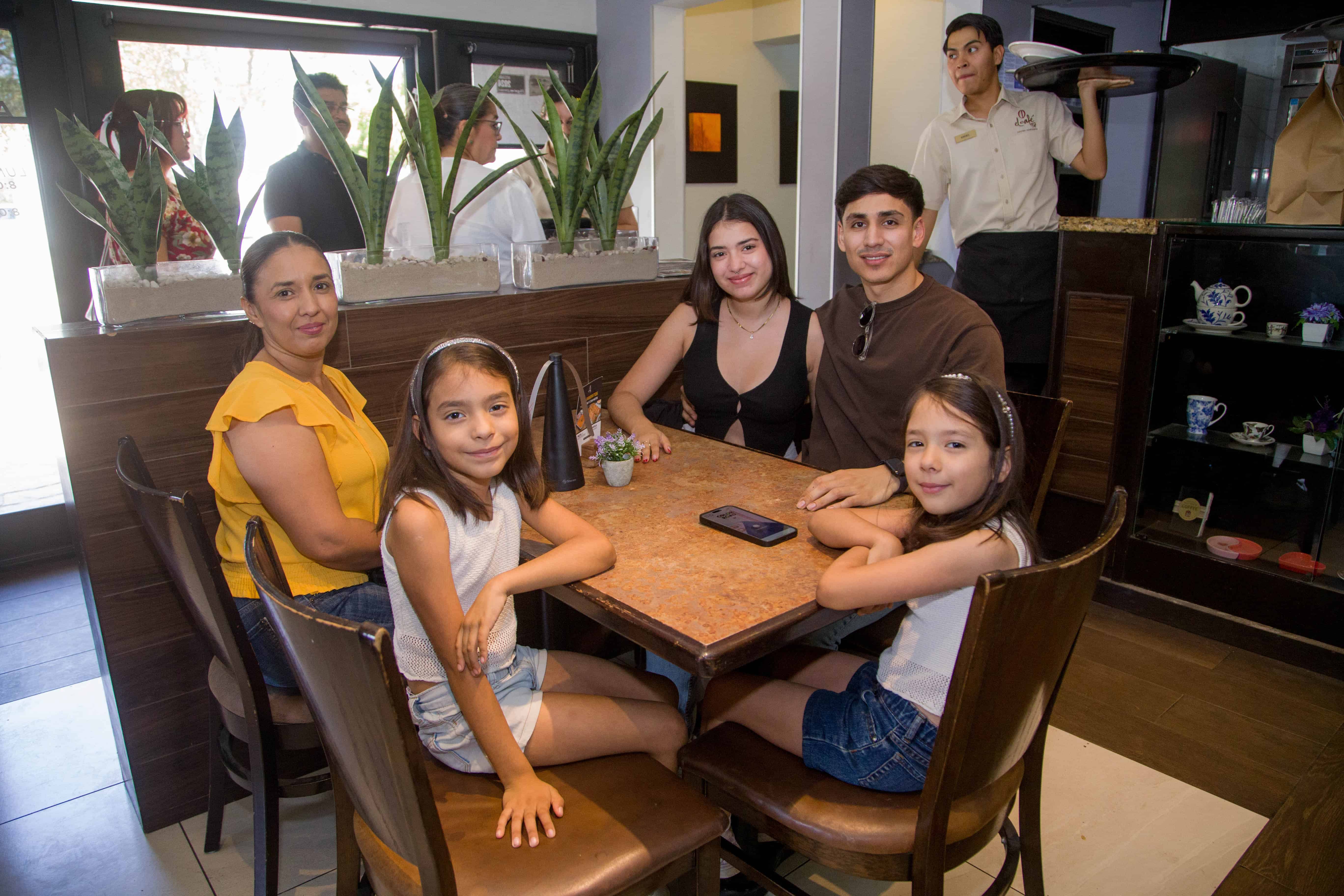 Celebran con amigos en Café 57