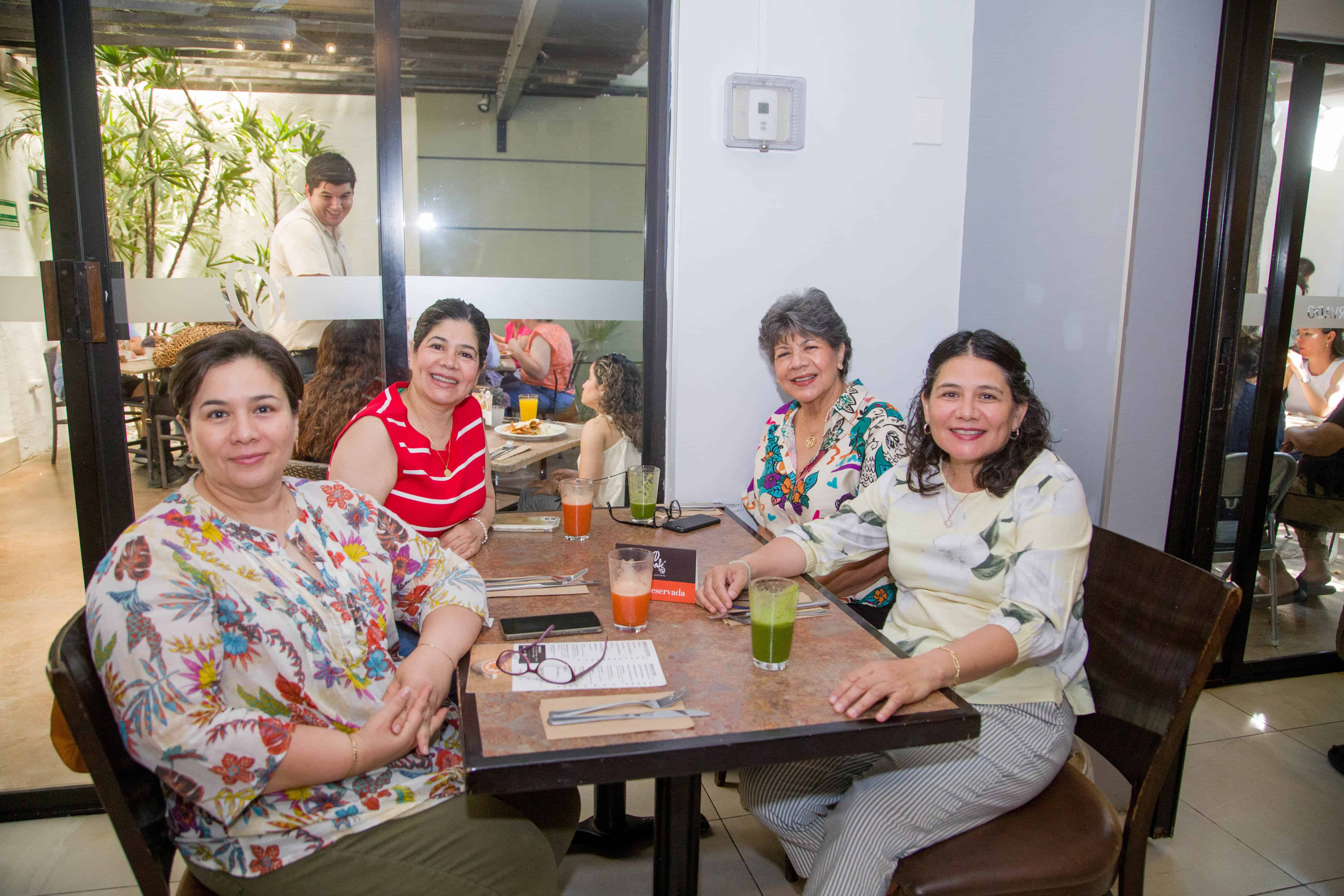Celebran con amigos en Café 57