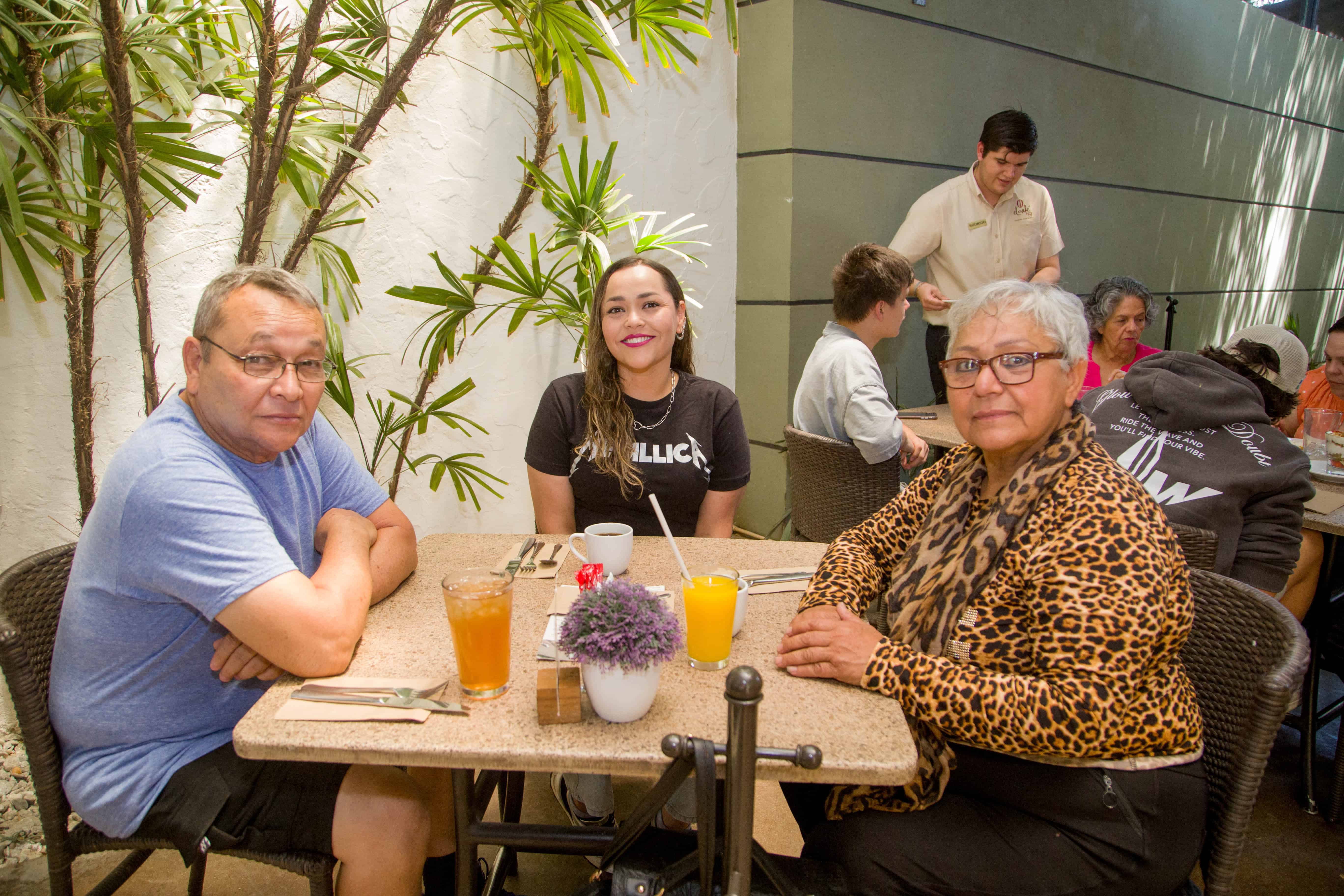 Celebran con amigos en Café 57