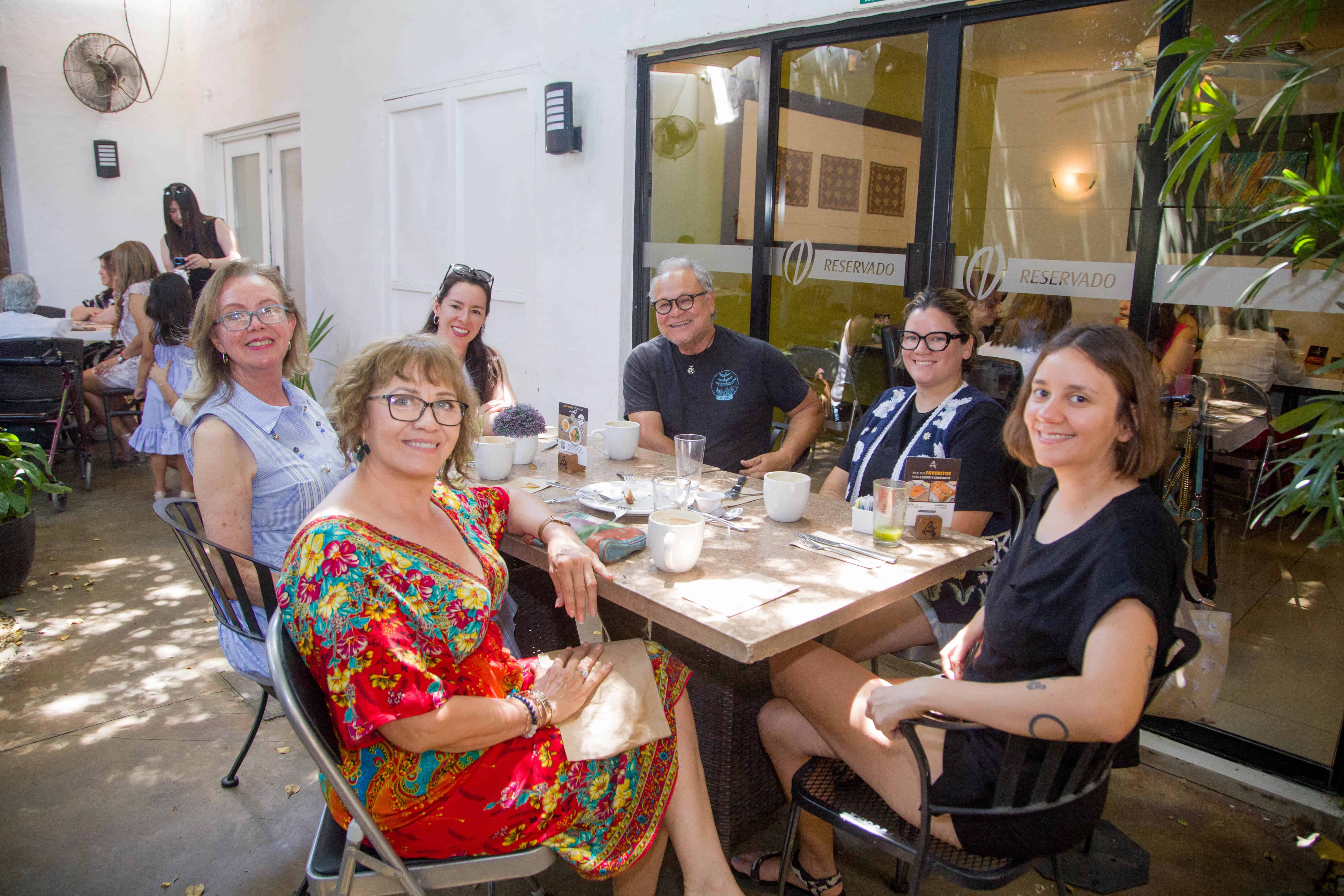 Celebran con amigos en Café 57