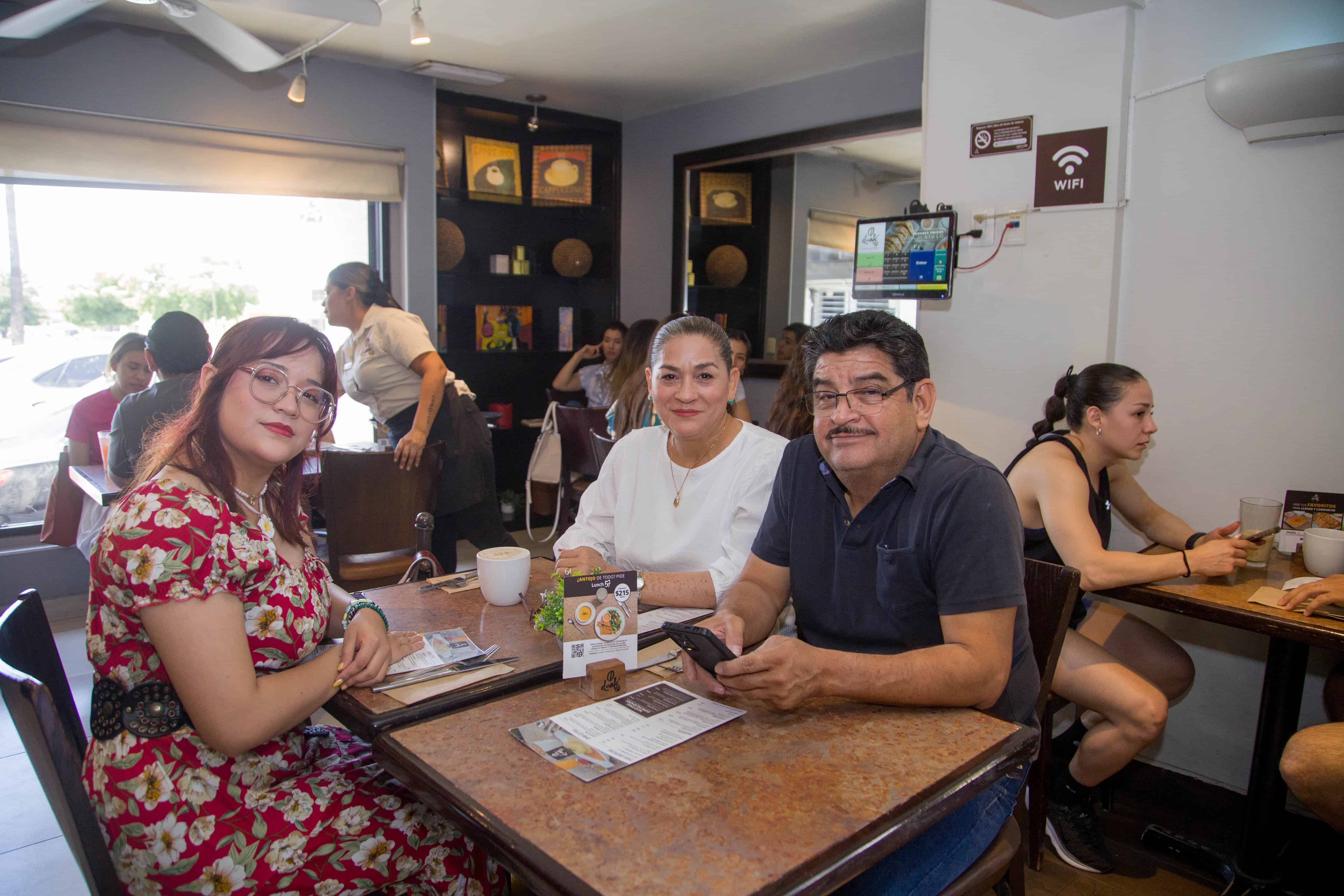 Celebran con amigos en Café 57
