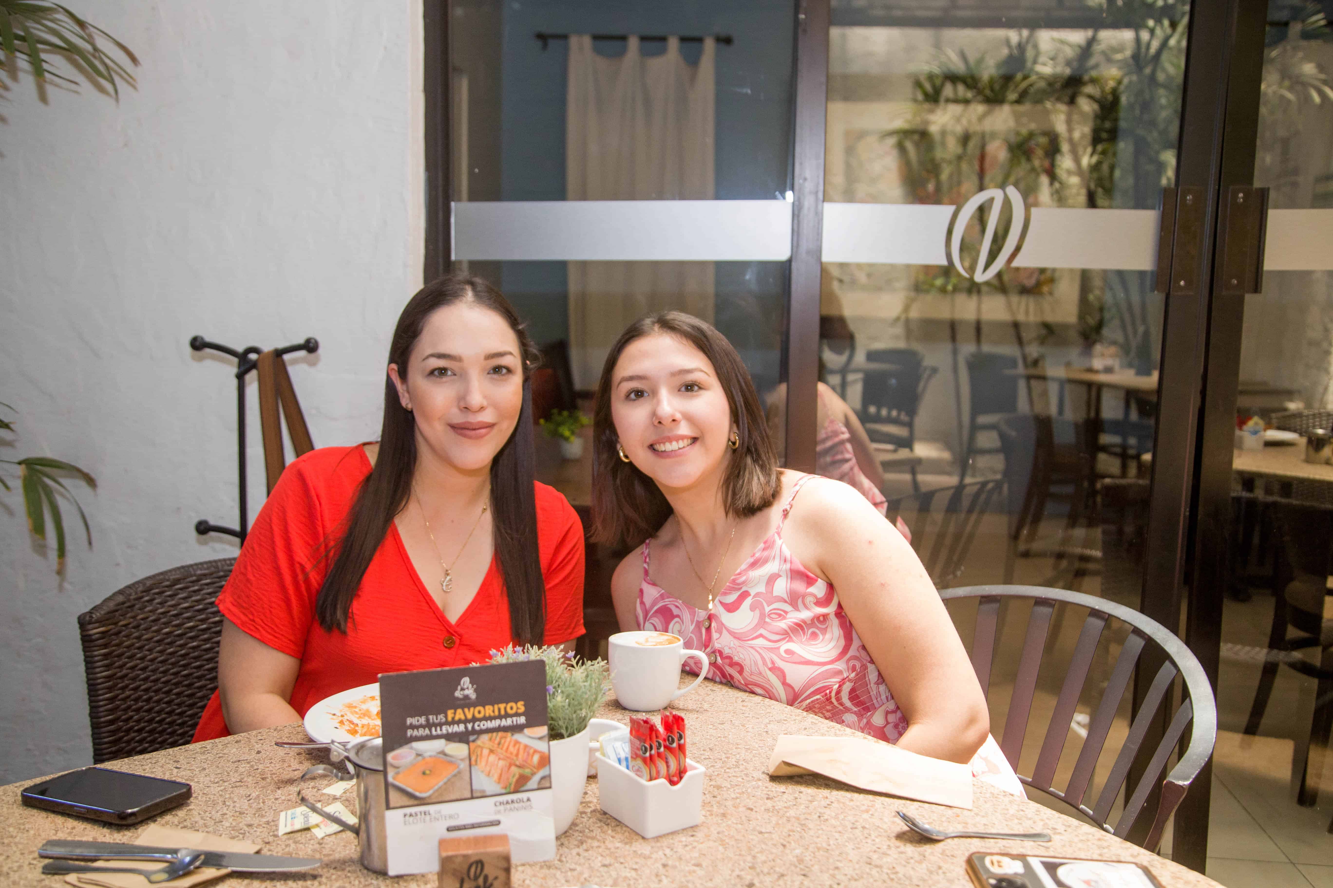 Celebran con amigos en Café 57