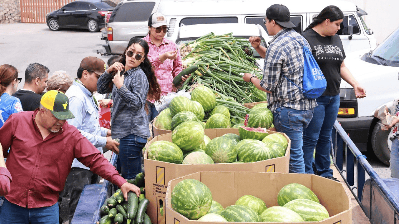 Estudiantes se acercan a la meta para comprar tractor con venta de hortalizas