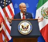 Ronald Johnson asume como embajador y promete alianza con Sheinbaum