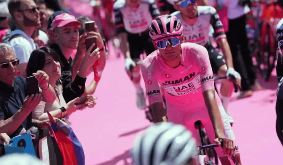 Mexicano Isaac del Toro mantiene liderato del Giro de Italia