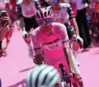 Mexicano Isaac del Toro mantiene liderato del Giro de Italia