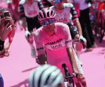 Mexicano Isaac del Toro mantiene liderato del Giro de Italia