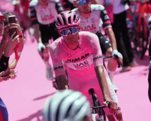 Mexicano Isaac del Toro mantiene liderato del Giro de Italia