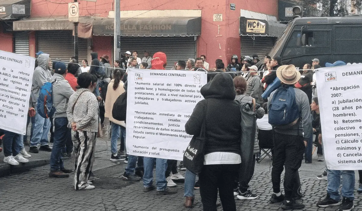 Maestros de la CNTE bloquean accesos a Palacio Nacional e impiden entrada