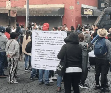 Maestros de la CNTE bloquean accesos a Palacio Nacional e impiden entrada