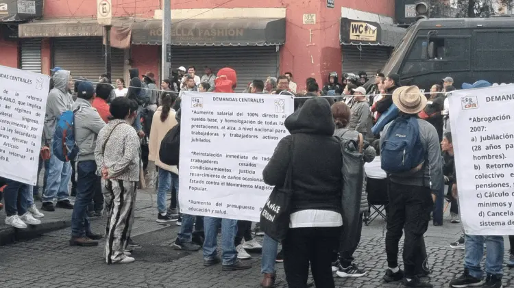 Retiraron algunas de las vallas metálicas instaladas para resguardar el inmueble. (Foto: Especial)