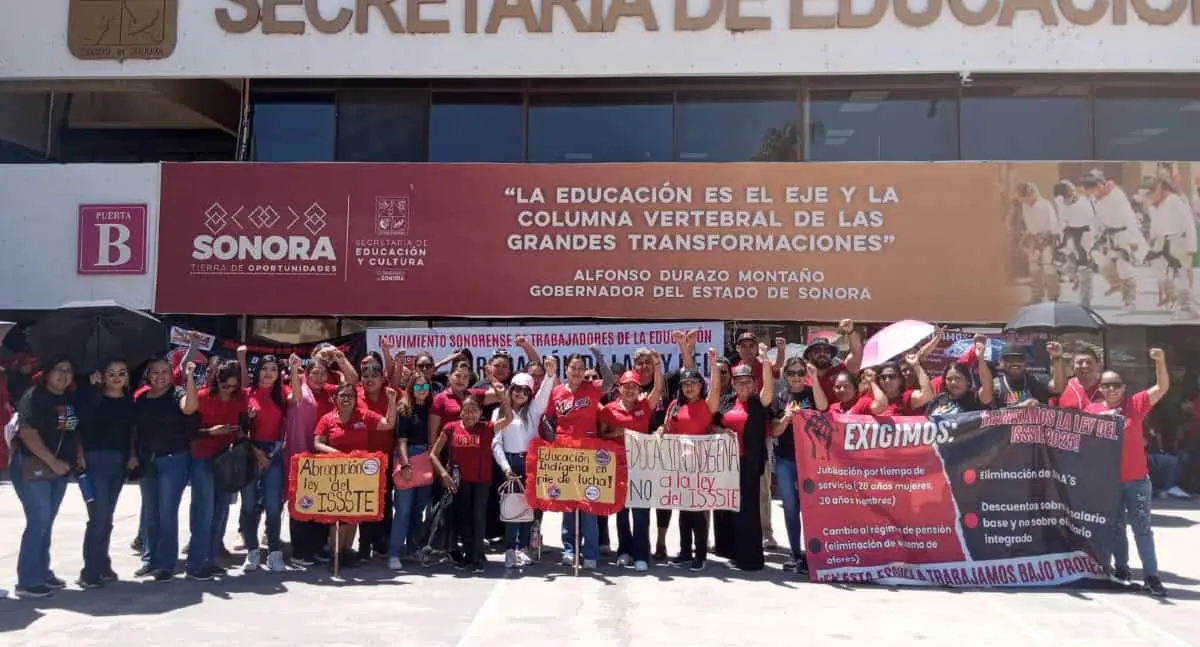 Trabajadores de la educación protestan frente al SNTE y la SEC