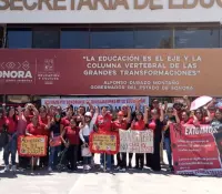 Trabajadores de la educación protestan frente al SNTE y la SEC