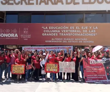 Trabajadores de la educación protestan frente al SNTE y la SEC