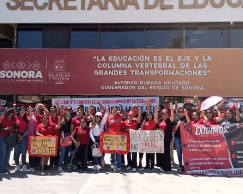 Trabajadores de la educación protestan frente al SNTE y la SEC