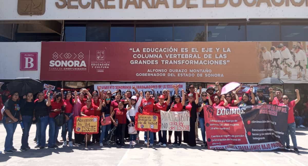 Trabajadores de la educación protestan frente al SNTE y la SEC