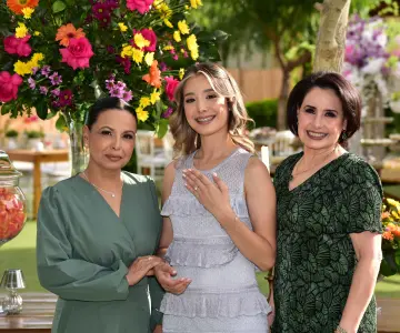 Recibe Ariana Lardín Monge elegante Bridal Shower