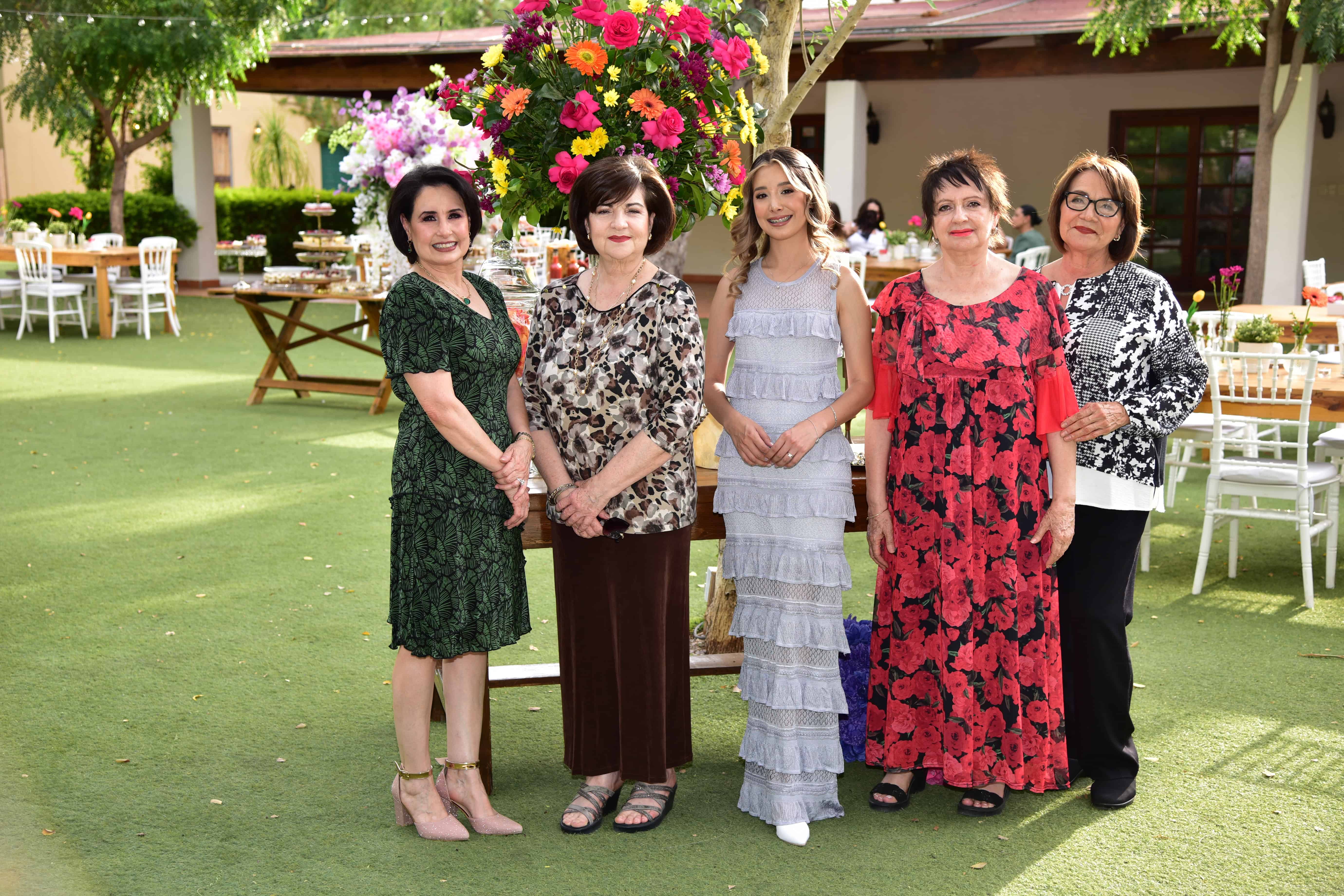Recibe Ariana Lardín Monge elegante Bridal Shower
