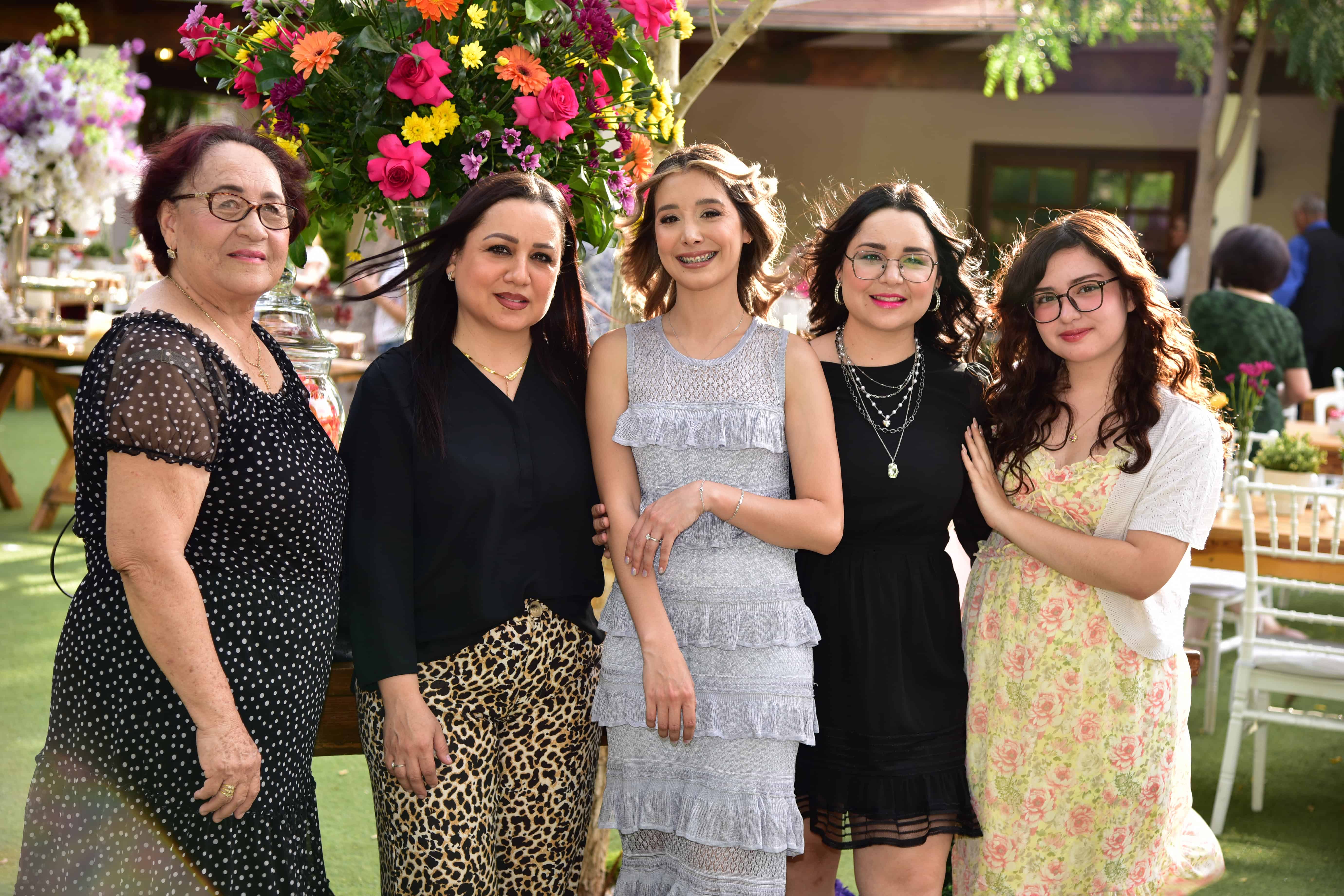 Recibe Ariana Lardín Monge elegante Bridal Shower