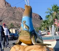 Instalan escultura de lobo marino en el obelisco de Guaymas