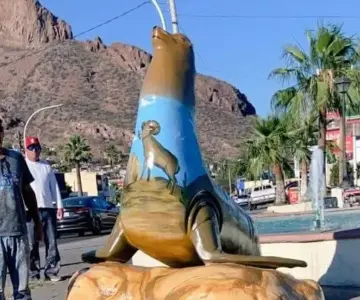 Instalan escultura de lobo marino en el obelisco de Guaymas