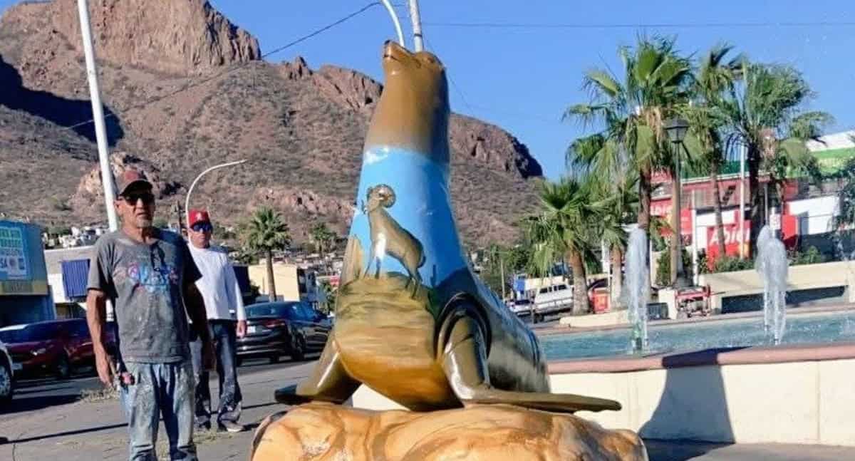 Instalan escultura de lobo marino en el obelisco de Guaymas