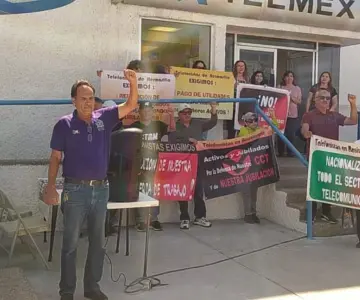 Jubilados protestan por revisión de contrato a Teléfonos de México