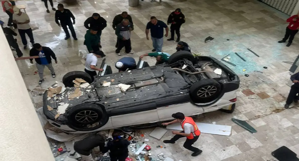 Camioneta cae de tercer piso en centro comercial de la CDMX
